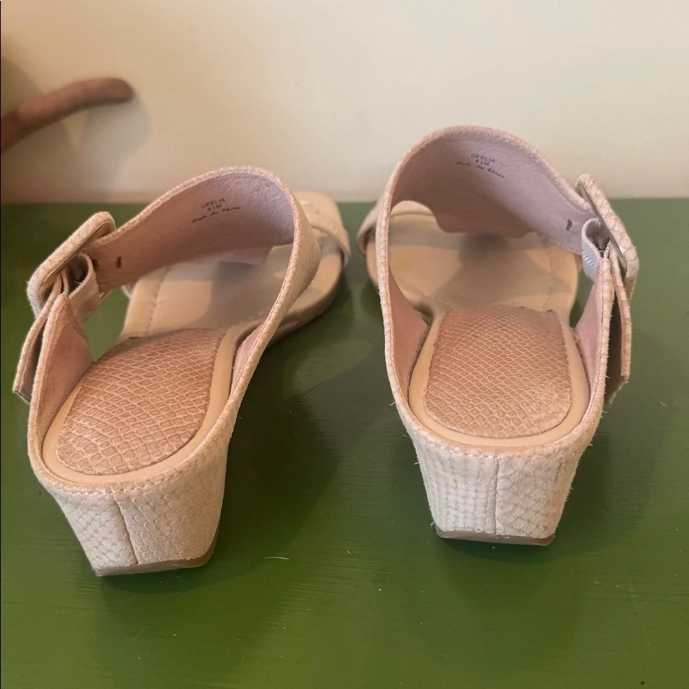 Donald Pliner Ofelia cream colored sandals